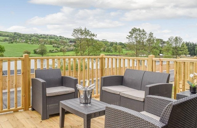 **MAY/JUNE discounts available in Luxury 2 bedroom, pet-friendly lodge.**