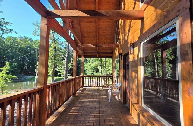 Luxury 2-bedroom plus loft cabin with WiFi and AC three miles to Wolf Pen Gap