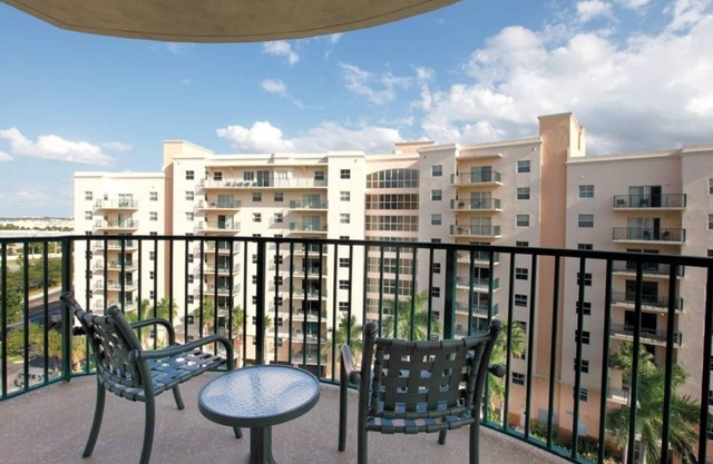 Luxury 2-bedroom family-friendly condo with AC in fabulous Pompano Beach