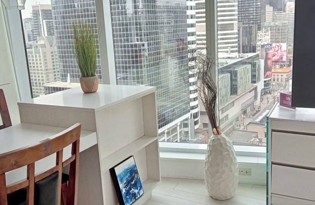 Luxury 2 Bedrooms condo @EatonCenter