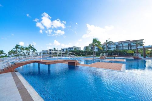 Luxury 2 BR Condo with tub & Infinity Pool - Beach Side At Mareazul - Sirenita G