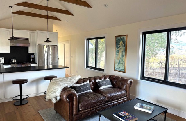 Luxury 2-br cottage on 30-acre vineyard property in enchanting Healdsburg