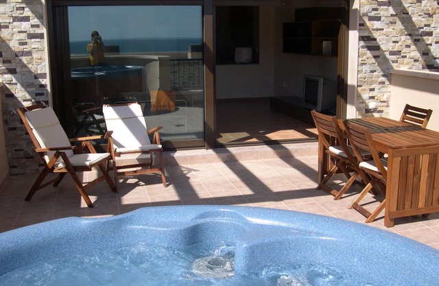 Luxuriöses 2-stöckiges Stadthaus mit Blick auf den besten Strand. Privates Outdoor-Spa.