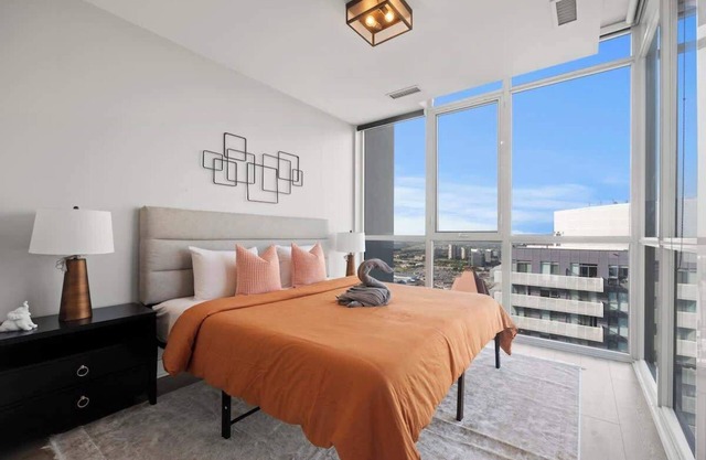 Luxury 2B Penthouse in Mississauga Square One!