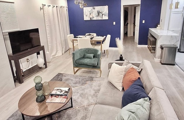Charming 2bd 1bthduplex home close to all major downtown attractions ;Ford Field