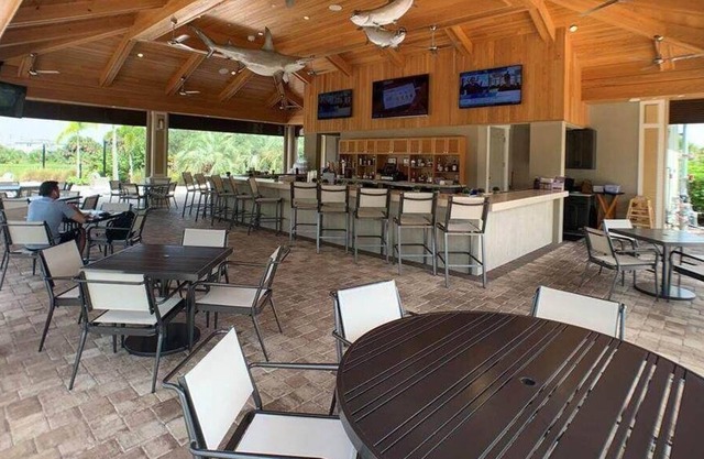 LUXURY 2BD/2B HUGE CONDO,1ST Floor, Garage, close beach, PALMER RANCH