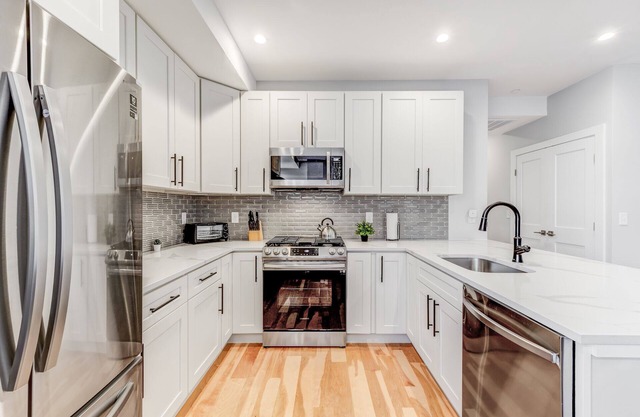 Luxury 2BD/2BA Near Airport 1641