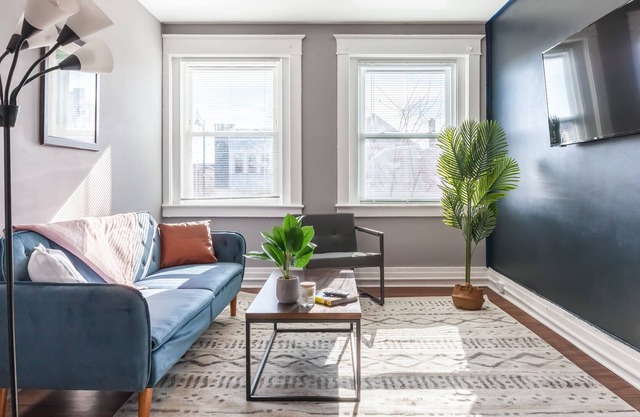 Luxury 2Bd in Lakeview+DT+Park+FastWifi+WorkDesk