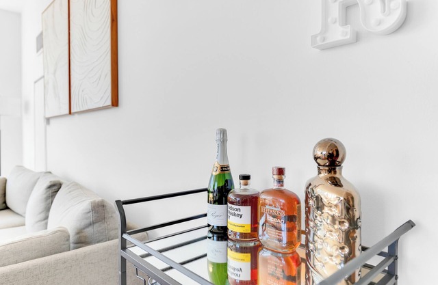 Luxury 2BR/2BA Apartment with Stunning NYC Skyline Views