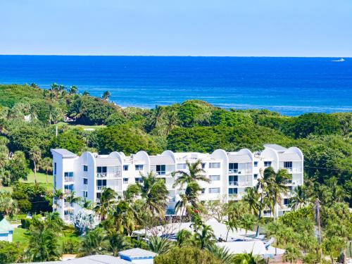 Luxury - 2BR 2BA - Balcony - Right Across From the Beach