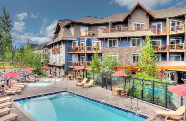 Luxury 2BR/2Bath, sleeps 8 with Pool & Hot Tub