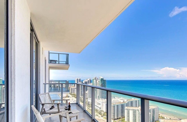 Luxury 2BR Apt With Ocean View, Pool & Amenities