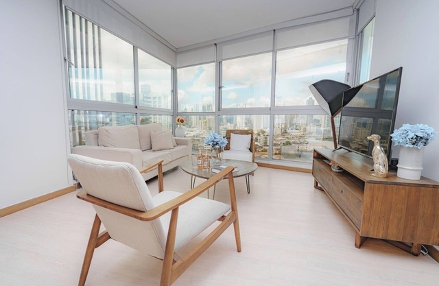 Luxury 2BR Cityview apt, parking and balcony