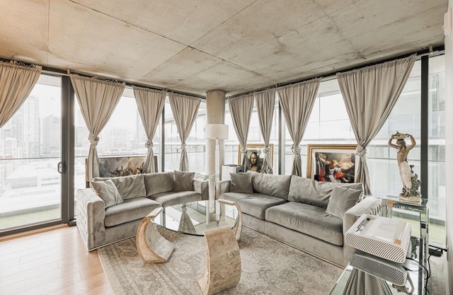 Luxury 2BR Condo in Griffintown w/ Pool and Terrace Views - LLadro House
