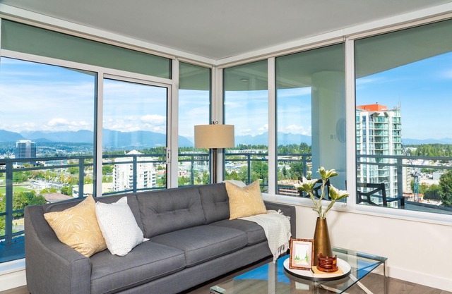 Luxury 2BR Condo w/ Great View in Surrey Center