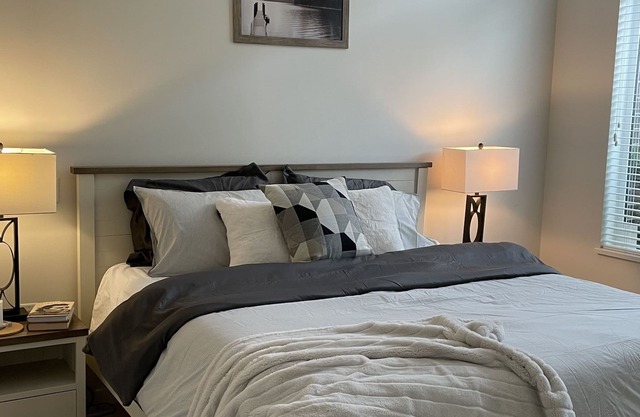 Luxury 2BR+Den condo w/patio - Steps to Ocean, Shipyards/Lolo/Brewery Districts