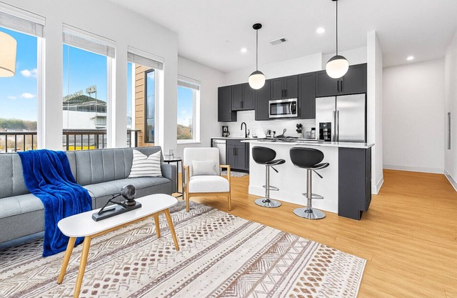 Luxury 2BR Steps from Railroad Park