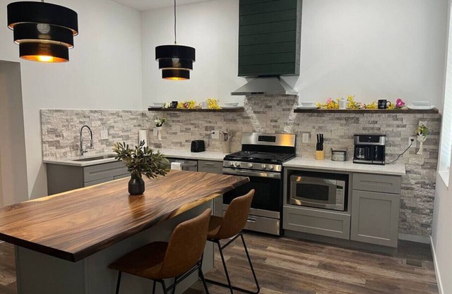 Luxury 2BR within walking distance to Nightlife!