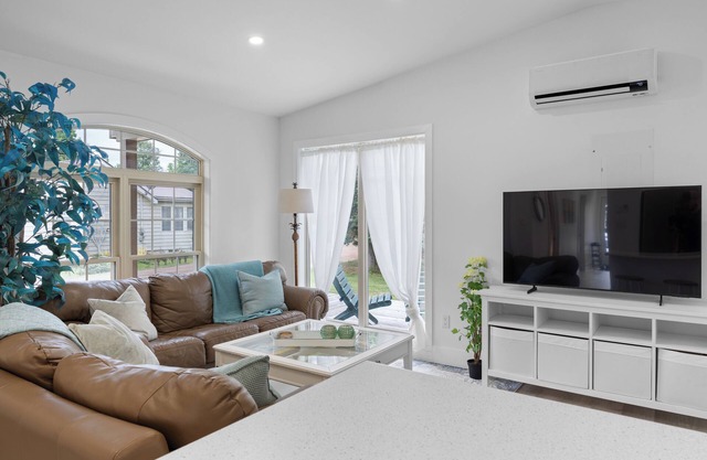 Luxury 3 bdm cottage 2 min walk from Parlee Beach