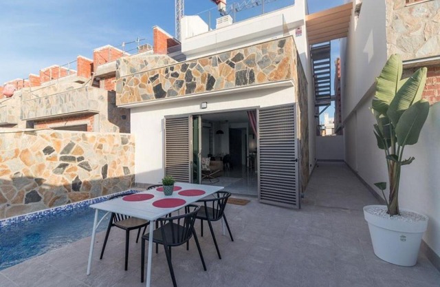 LUXURY 3 BED, 2 BATH DETACHED VILLA, PRIME LOCATION, ONLY 400 MTRS TO THE BEACH
