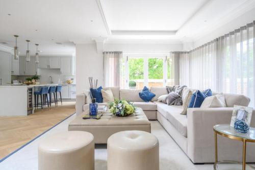 Luxury 3 Bed Penthouse with Large Terrace and Private Parking