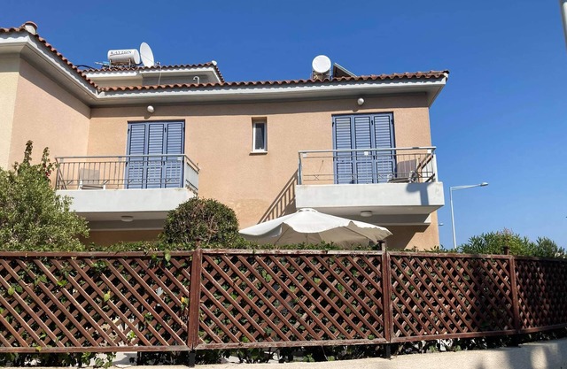 Luxuriöse, halbfreistehende Villa, 3 Betten, komplett mit Dachterrasse