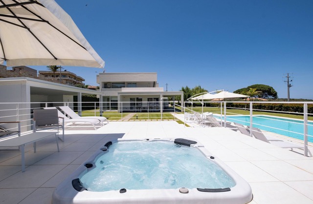 Luxury 3 bed villa with pool & Jacuzzi