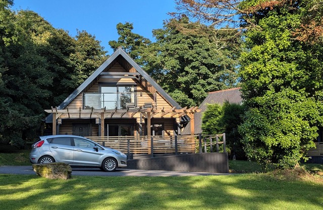 Luxury 3-bedroom lodge. Spacious country estate. Own hot tub. Free gym, pool etc