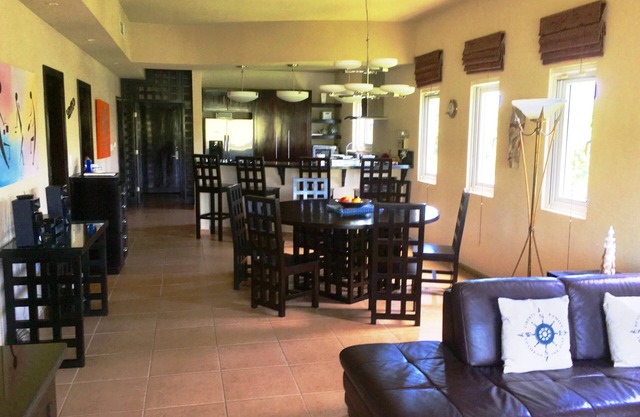 Luxus 3 Schlafzimmer 2 Badezimmer Waterfront Condo in einem ruhigen Teil von West End Roatan