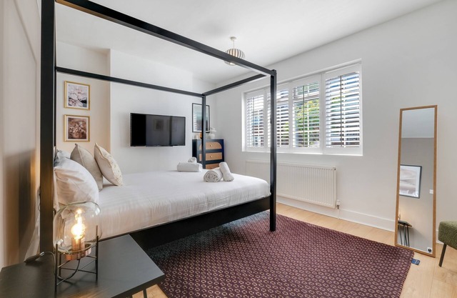 Luxury 3 Bedroom 2 Bathroom House, Fulham