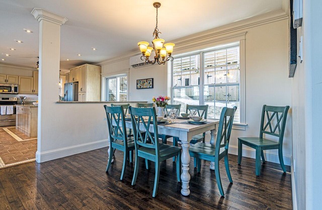 Luxury 3-Bedroom Furnished Home. View of NW Arm Min. 28 nights.