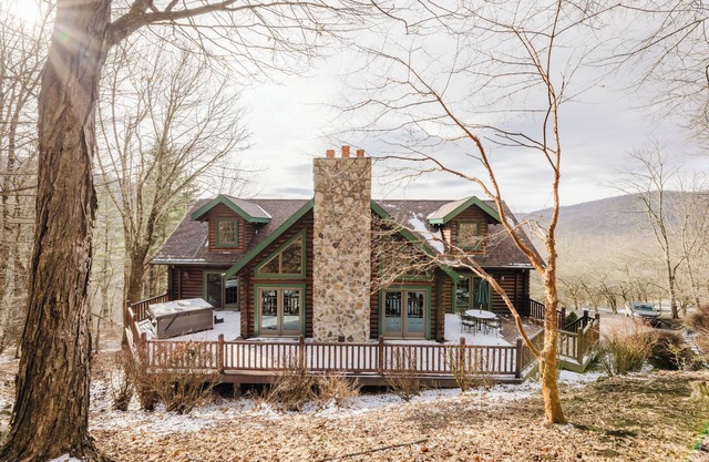 Luxury 3 Bedroom Log Cabin in Snowshoe Resort’s Hawthorne Valley - Sleeps 8 - 10