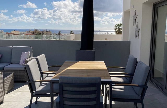 Contemporary 3 Bed Penthouse apartment with sea view. 10 min walk to Venus Beach
