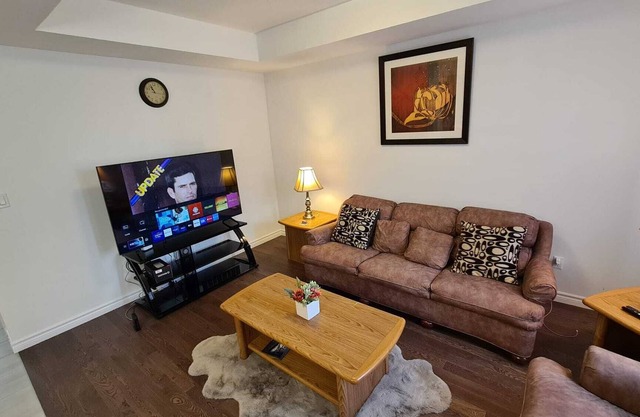Luxury 3-bedroom-townhouse Close to Uwo/hospital