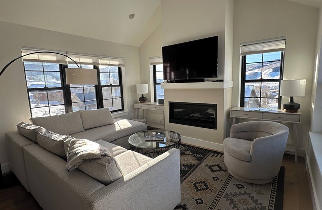 Luxury 3-bedroom townhome in Crested Butte South -Garage WiFi, Fireplace, Views