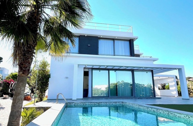 Luxury 3 Bedroom Villa with Sea Views in Calpe