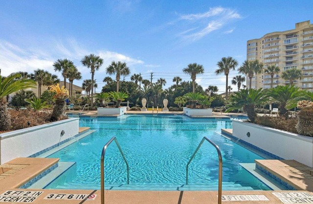 Luxury 3 BR Condo in Destin Harbor with amazing views! Beautiful pool