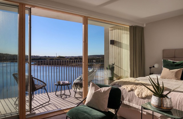 Luxury 3 BR Townhouse (Sleeps 6) parking & mooring