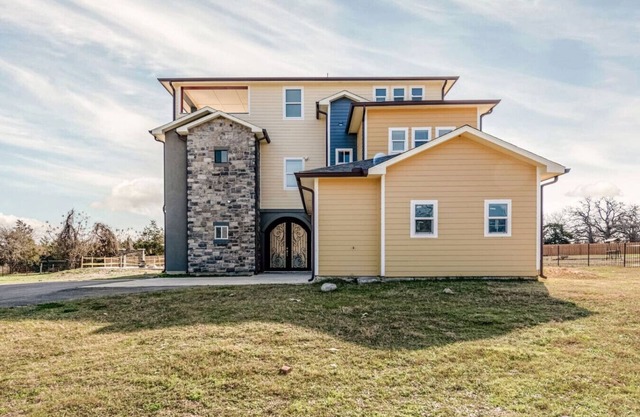 Brand new house 3 floors 8 bedrooms