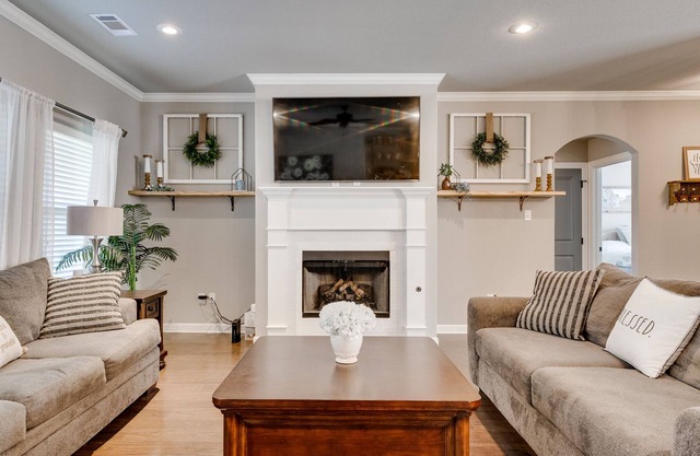 Luxury 3bd 2 bath Villa - Downtown/Coffee Bar/Indoor Fireplace/Pergola