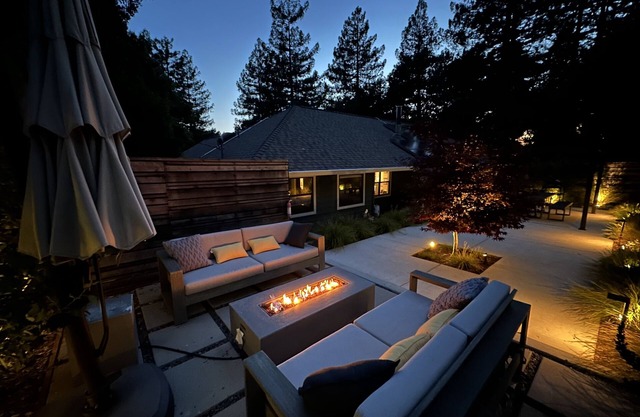 Luxury 3bdrm home w/HOT TUB, fire pit, pizza oven, 2 decks, close to river