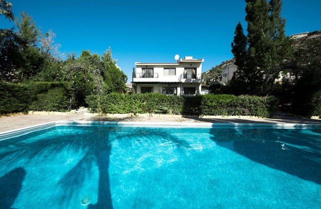 Luxusvilla mit 3 Schlafzimmern und privatem großem Pool mit Meerblick. 200 Meter - Strand