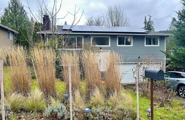 Luxury 3BR - 2BA Family Home Near Seattle & Bellevue - Pet Friendly - EV Charger
