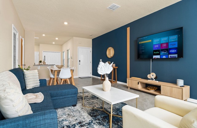 Luxury 3BR Townhome l Pool l Gym