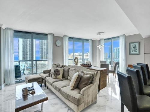 Luxury 3BR Water view 18th-Floor Deck Pool
