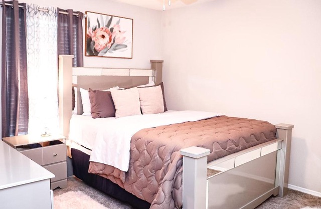 Luxury 3R2B kingbed House sleeps eight