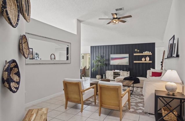 Luxury 4 BD with fully-fenced + heated private pool! King Bed, Xbox + Game Room!