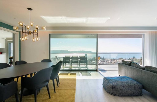 Luxury 4 bedr Flat w/PANORAMIC Views & Pool!