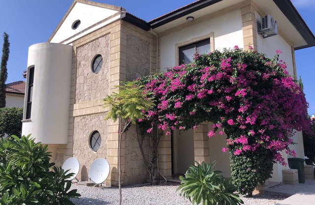 Luxus 4 Schlafzimmer, 3 Badezimmer mediterrane Villa in Lapta Minuten vom Meer entfernt