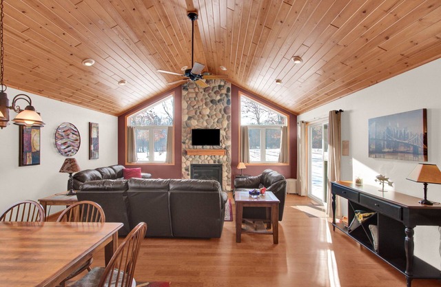 Luxury 4 bedroom Condo on Lake Arrowhead Lakes course, 1 mile to Sand Valley